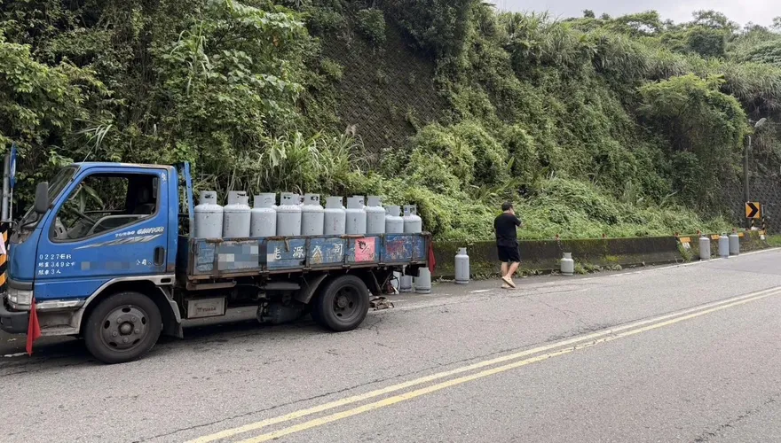 新店貨車10桶瓦斯突掉落滾馬路　路過民眾嚇壞警開罰