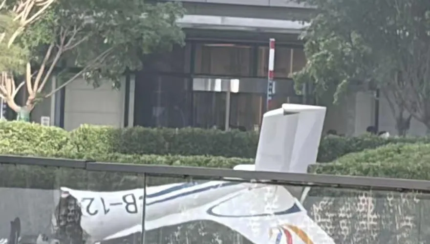 影/小飛機疑撞上北京地標中信大廈　撞破玻璃殘骸飄地面