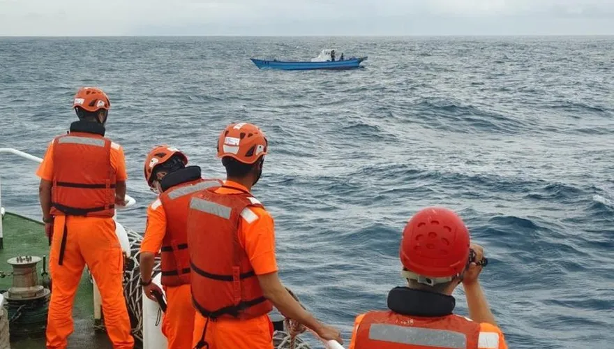 澎湖東吉海域遊艇進水翻覆　4人落海漁船及救援