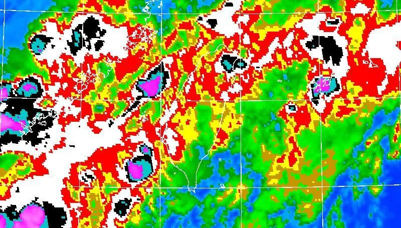 雨彈升級！18縣市豪大雨特報　國家警報響增新北三峽