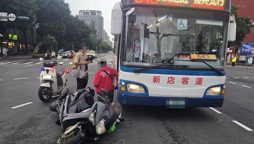影/北市大安區公車闖紅燈撞機車　司機恍神釀2傷