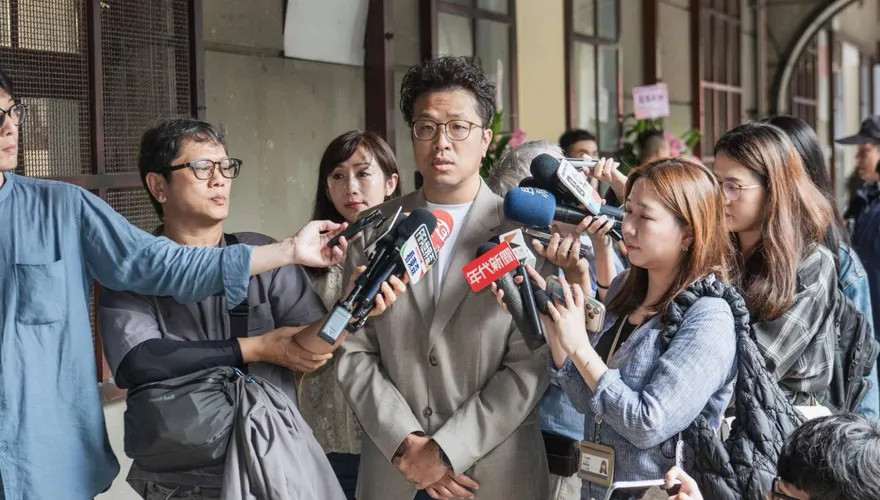 蔣萬安大方握手喊加油！沈伯洋竟批「對空氣喊」 網傻眼轟：沒風度