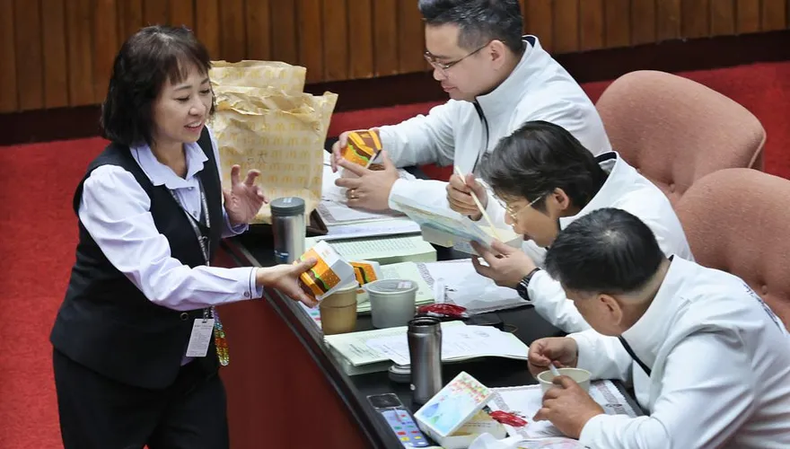 立院便當到底多難吃？林淑芬氣喊「尊嚴問題」影片曝光網驚呆