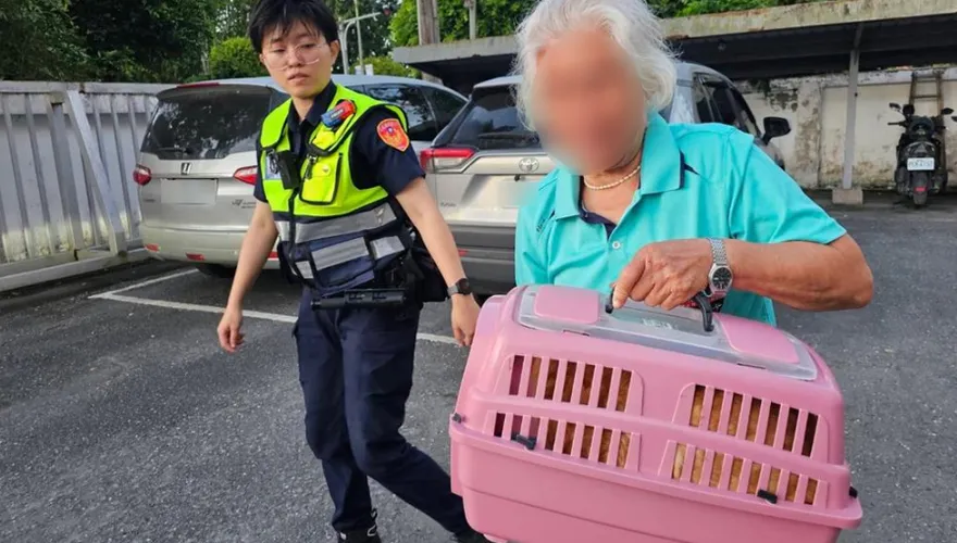 聰明橘貓走失後自行「報案」！花蓮警助阿嬤尋回愛貓