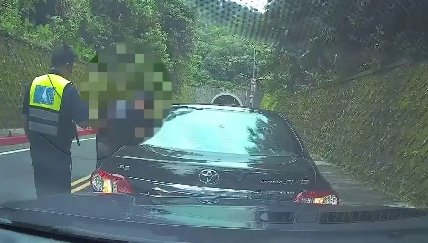 影/阿sir又累了？北市警執勤開警車「突追撞前車」