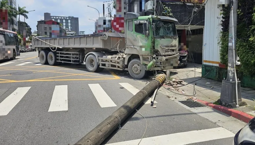 影/北市砂石車閃車撞斷電線桿　駕駛毒駕又酒駕遭逮