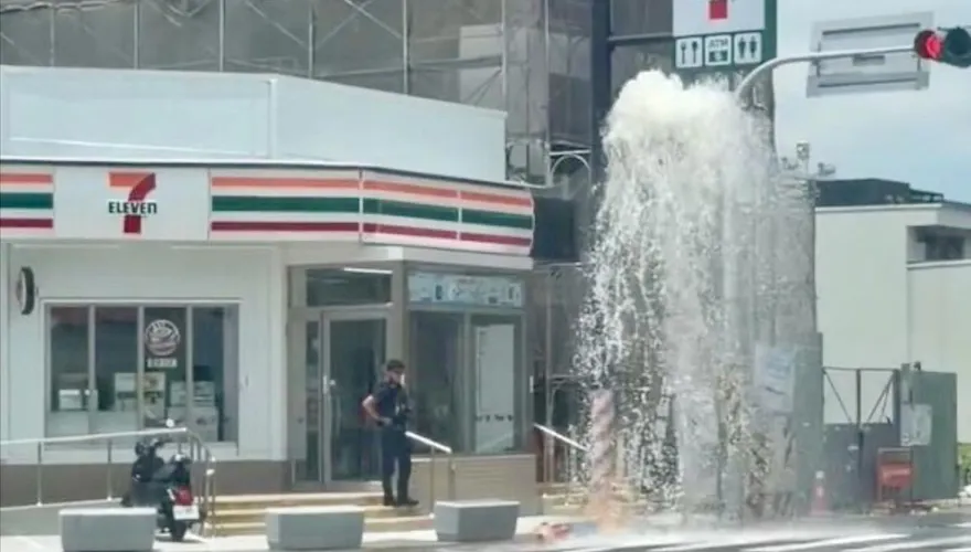 台南永康砂石車撞斷消防栓　水柱狂噴2樓高如噴泉