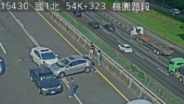 影/國1詭異3車追撞「碎裂狂噴」！現場回堵中上班族哀號