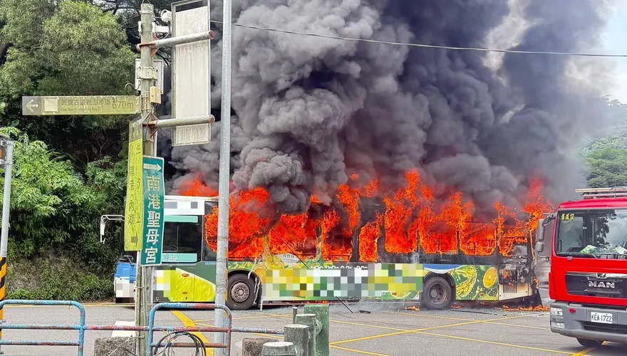 影/南港212路公車陷火海司機邊開邊燒！目擊者：叫停不聽