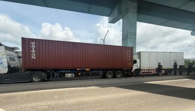 八里台北港2貨櫃車追撞　1駕駛受困送醫搶救