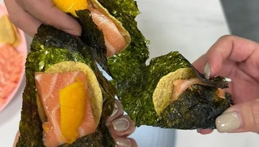 暗黑吃法暴動！生魚片配芒果、洋芋片　 網：好吃到靈魂出竅