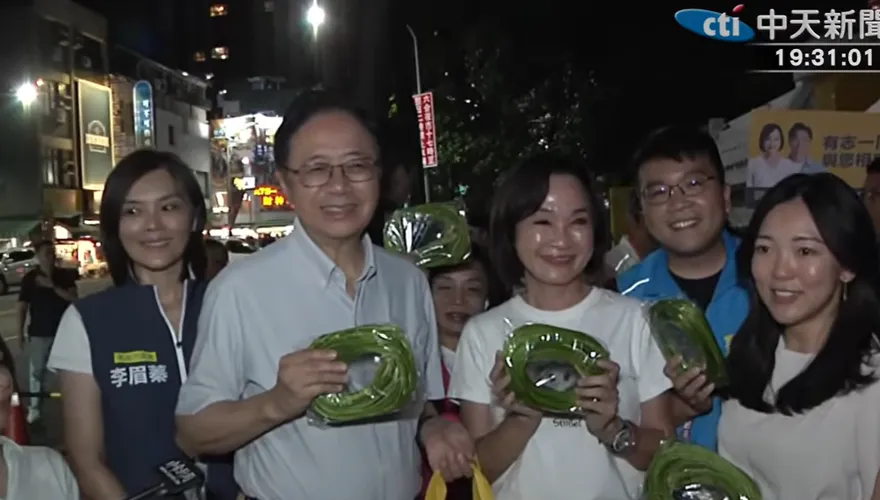 影/合體張善政逛六合夜市！柯志恩還送他一袋「大旗美水蓮」