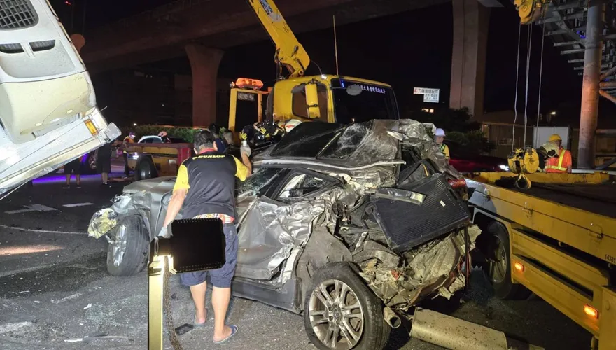 國道1號大貨車翻覆釀4車連環撞！10人受傷　北上紫爆回堵