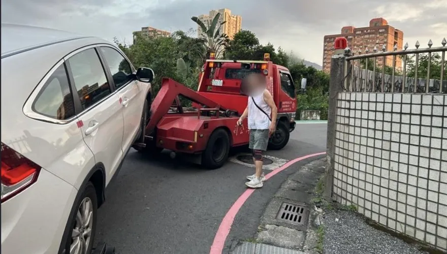淡水莽男違停車子遭拖吊　怒撕封條開車門遭送辦