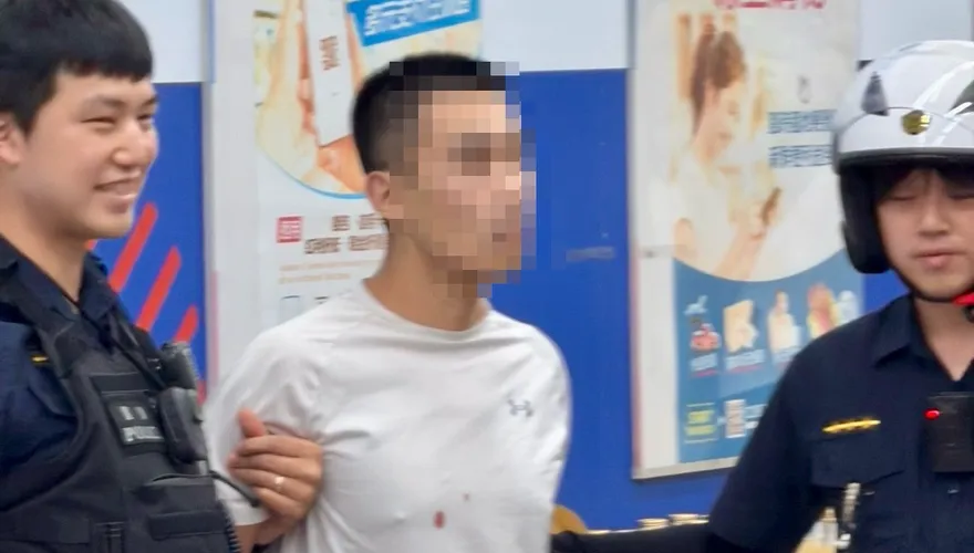 影/林口大賣場隨機攻擊1人手臂遭刺傷　店員壓制警上銬逮人