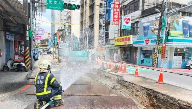 桃園八德污水工程疑挖破管線　瓦斯外洩封鎖現場