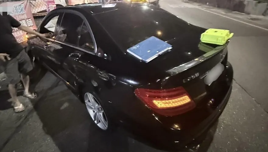 影/新北蘆洲賓士車自撞護欄　駕駛快篩驗出3毒品反應