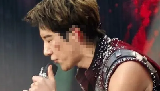 王力宏成都演唱會開場失足重摔！左耳濺血仍敬業繼續演出