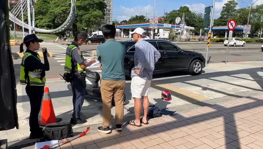 影/台中麥當勞得來速車禍！賓士碰撞機車　騎士命危搶命中