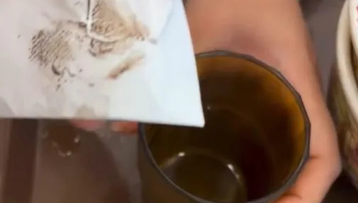 水杯喝下去有茶垢？SUKIYA三民九如店遭衛生局開罰