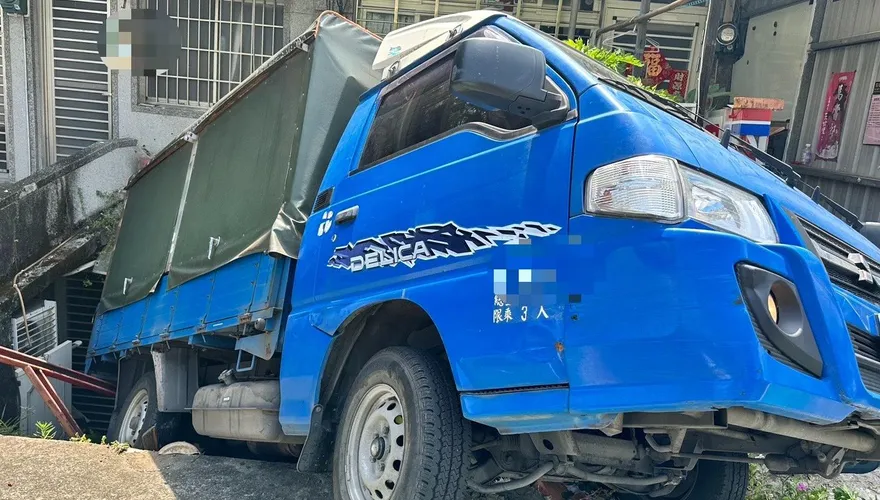 影/北投毒駕追撞！38歲男下車忘拉手煞　小貨車倒插路旁