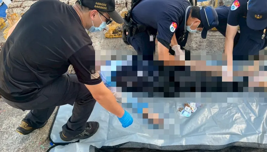 高雄前鎮漁港驚悚一幕！西岸碼頭主航道「撈起刺青男浮屍」
