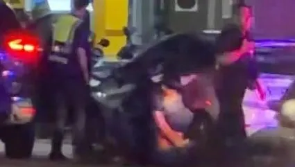 影/超硬！台中抓毒駕「壓地掙扎」大場面妹子驚呆