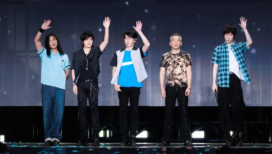 10萬青年變30萬人！五月天穿回26年前造型　阿信憶昔「買專輯送票」辛酸