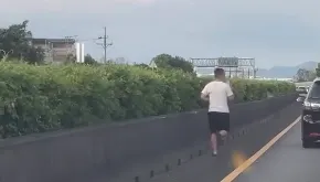 國道內側路肩1男穿拖鞋奔跑　驚險玩命畫面曝
