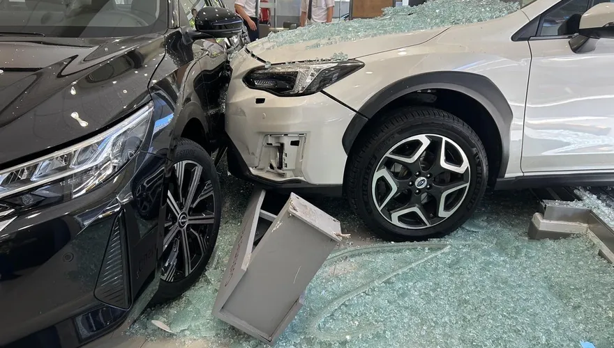 東洋內戰？高雄婦開Subaru撞碎Nissan展間