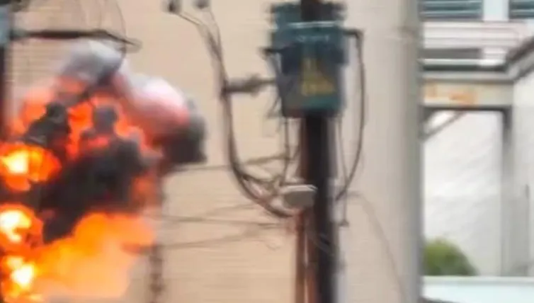 影/中和驚傳爆炸！電桿變壓器狂炸火光　605戶瞬間全黑