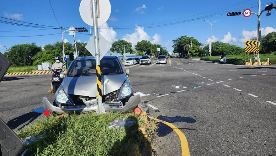 影/高雄男開車離奇「猛撞分隔島」！車凹陷人慘死