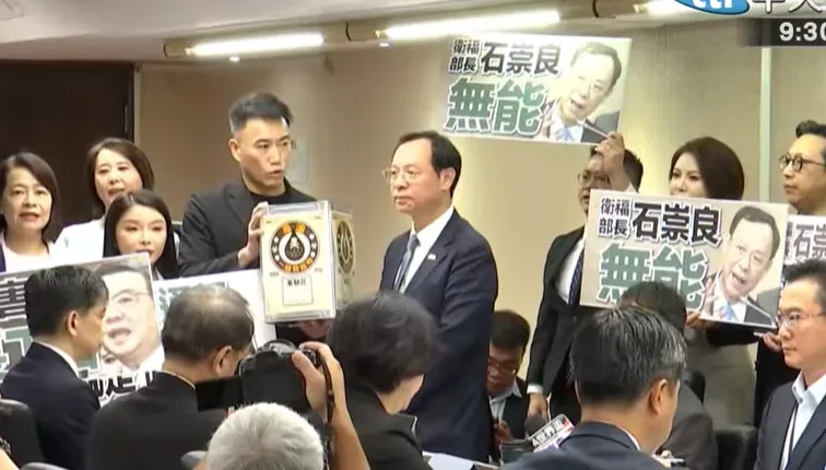 藍委包圍石崇良高喊「毒油害台」　送苯駢芘油桶嗆道歉下台！