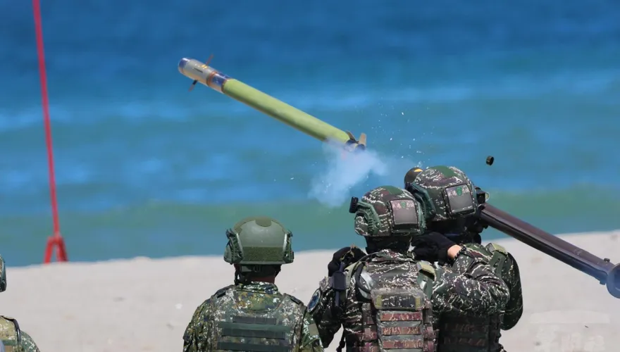 顧立雄視導　陸射空射4型刺針飛彈首度同場實彈射擊