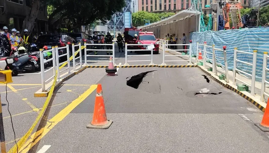 影/颱風前夕！北市敦化北路驚現4米長天坑　飄瓦斯味