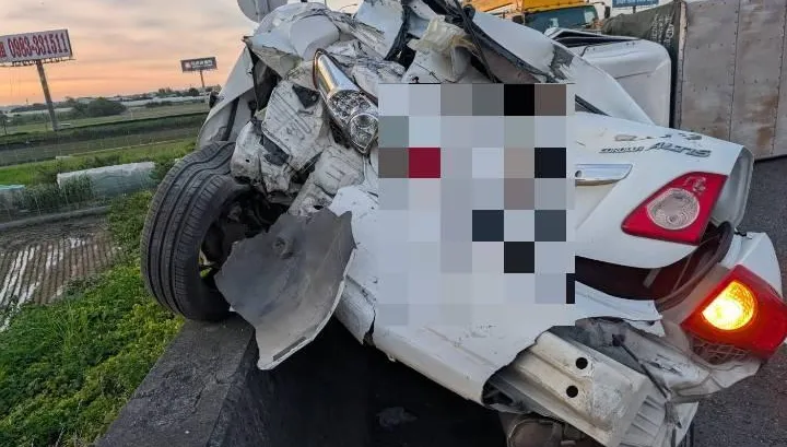 國1溪湖匝道3連撞！貨車「狂掃兩車」側翻2傷　女懸掛護欄