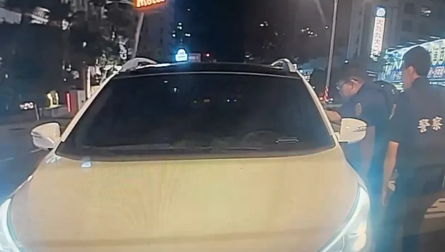 影/台南二手車商毒駕睡死　警包圍搜出逾200克安非他命