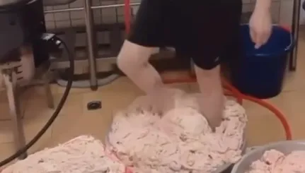 台中伍兩五炸雞員工「腳踩雞皮」！谷狗遭刷1星　店家急開除