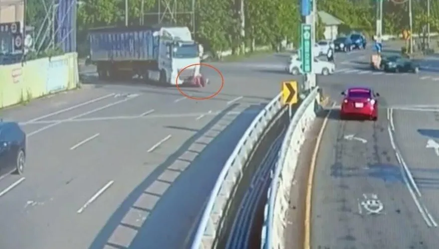 影/苗栗聯結車右轉撞倒直行電動代步車　8旬翁重傷昏迷
