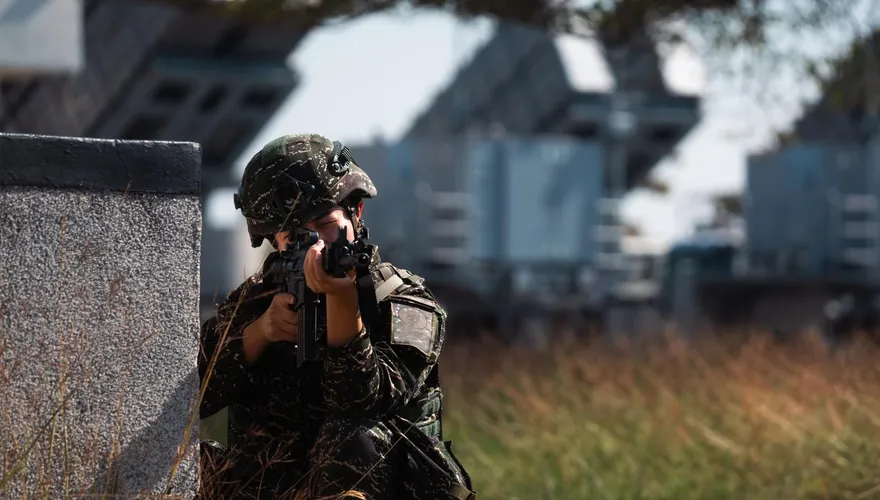 國軍將試辦軍校衛哨委外　粉專諷：以後打仗也外包傭兵團？