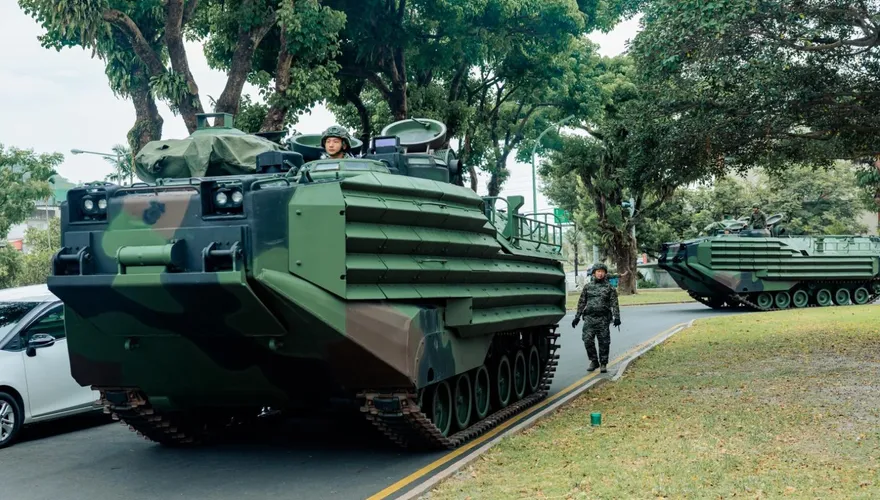 AAV7兩棲突擊車就位　顧立雄：因應巴威颱風總兵力達2萬
