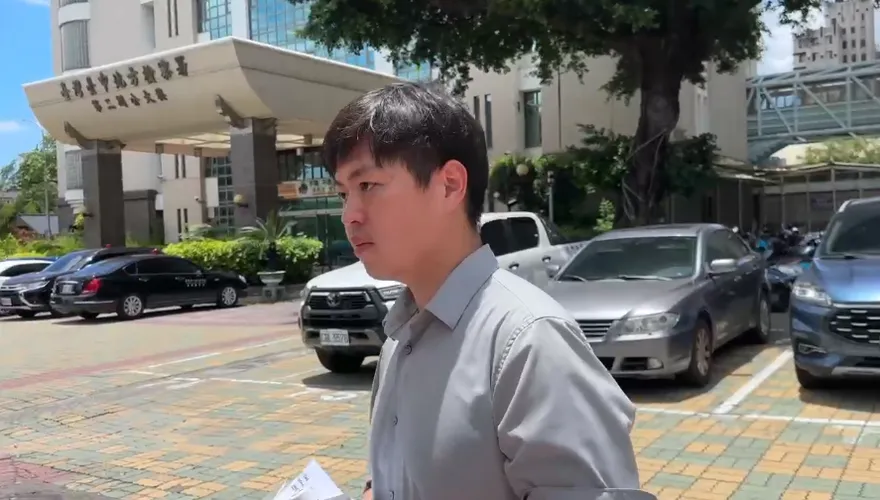 致癌油害全民！福懋油董事長200萬交保　單手插口袋臭臉離開地檢