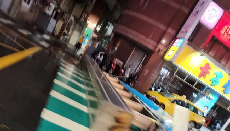 巴威颱風超恐怖！新北三重富邦銀行招牌遭吹倒　幸未傳傷亡