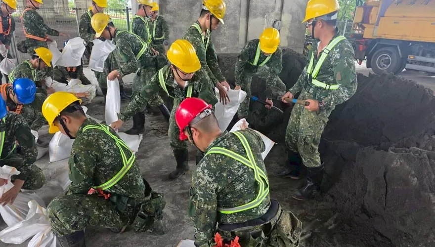 影/巴威強襲北台灣！宜蘭國軍出動防汛　救災機具全面待命