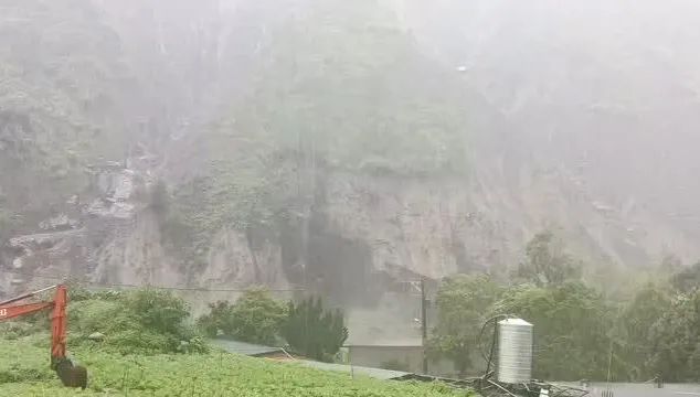 影/秀巒國小旁「歷史級惡夢」再現！新竹尖石大崩塌「吞噬山頭」