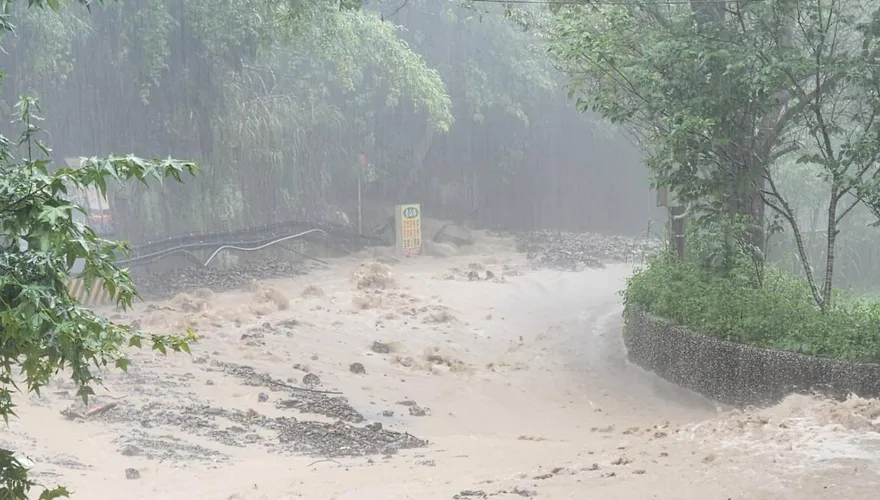 影/巨石砸落！巴威颱風豪雨轟苗栗　泰安、卓蘭交通癱瘓