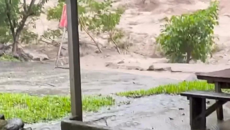 巴威暴雨轟新竹！尖石鄉驚見滾滾泥流衝露營區