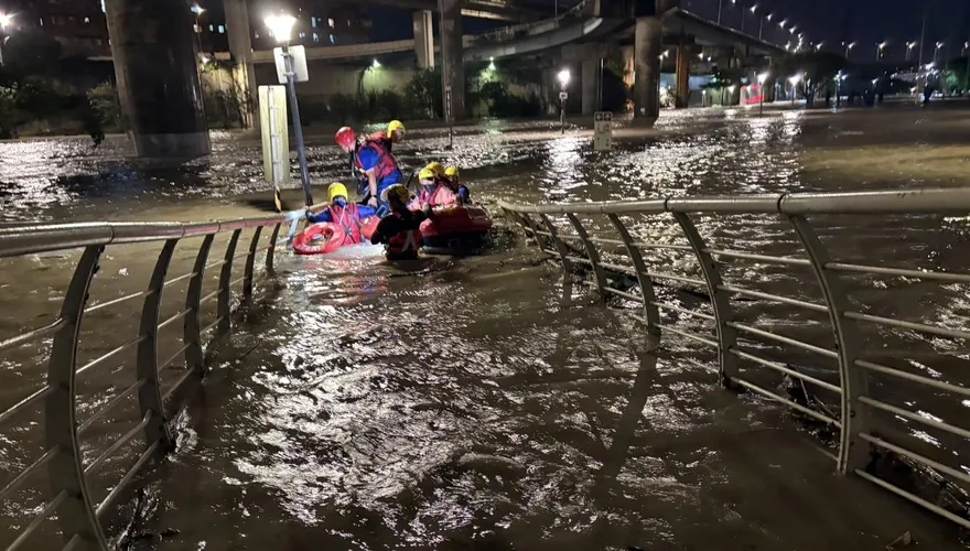 暴雨淹沒北市雁鴨公園水深1米　3男受困警消急救援