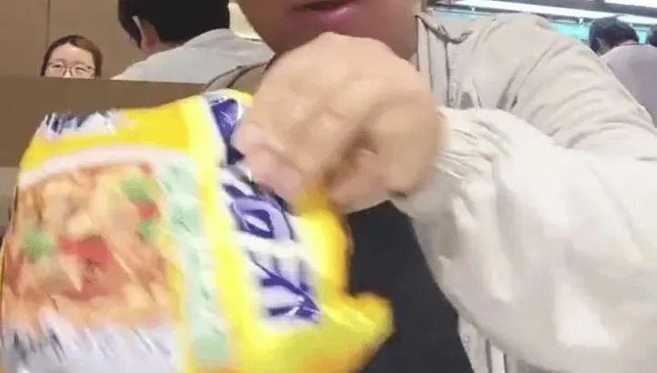 影/自備「整包食材」吃海底撈　陸女拍片PO網挨轟沒底線