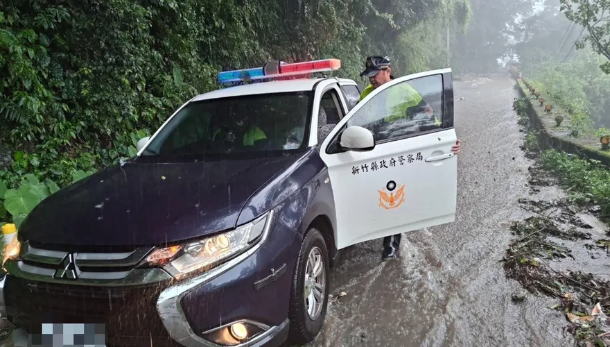 影/竹60線坍方！台電人員搶修受困　橫山警冒雨救11人